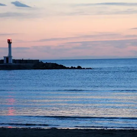 Spacieux Front De *
